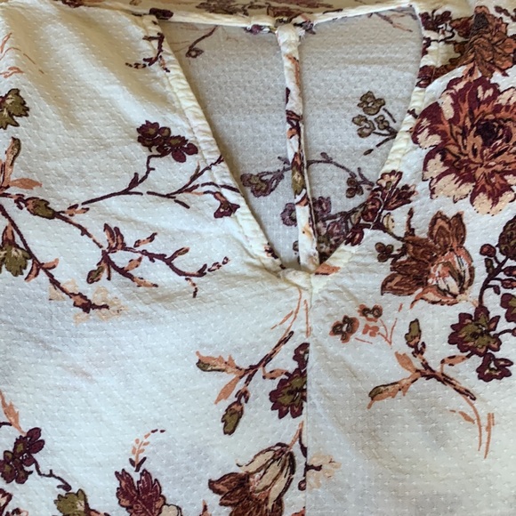 Full🤍Tilt floral rayon blouse with soft floral colors. GUC. No noted flaws. - Picture 8 of 8